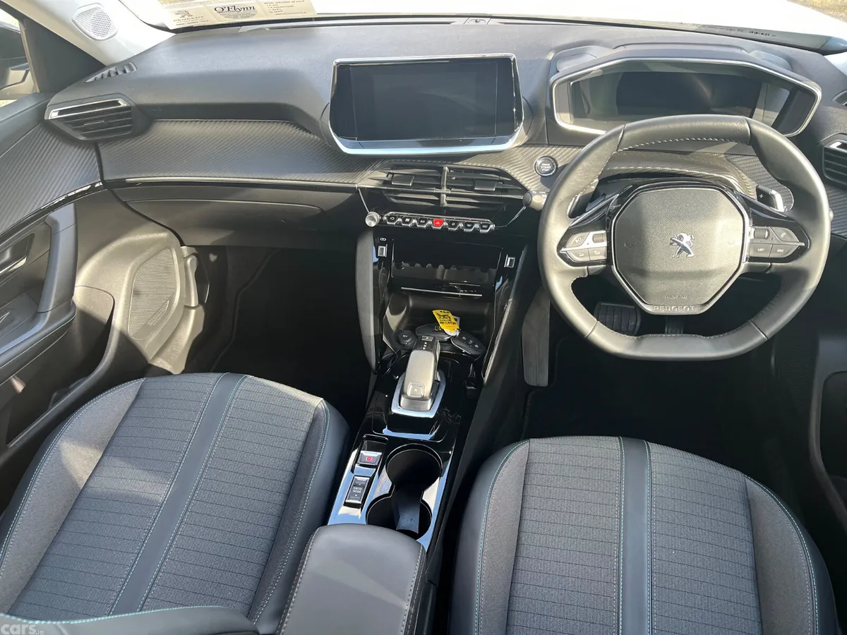 Peugeot 2008 MPV, Petrol, 2022, White