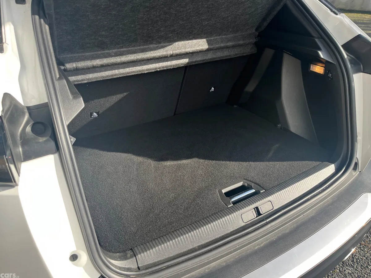 Peugeot 2008 MPV, Petrol, 2022, White