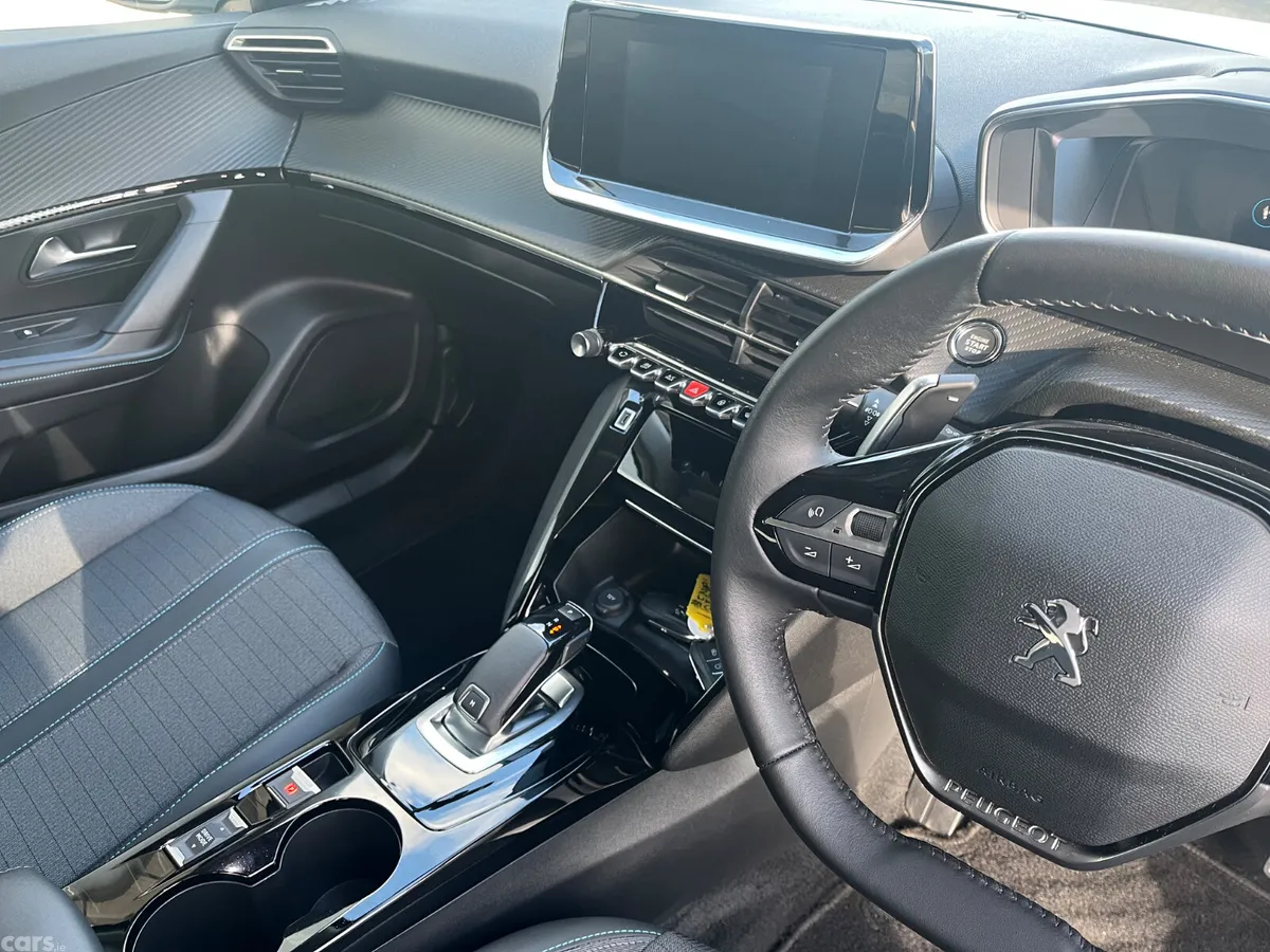 Peugeot 2008 MPV, Petrol, 2022, White