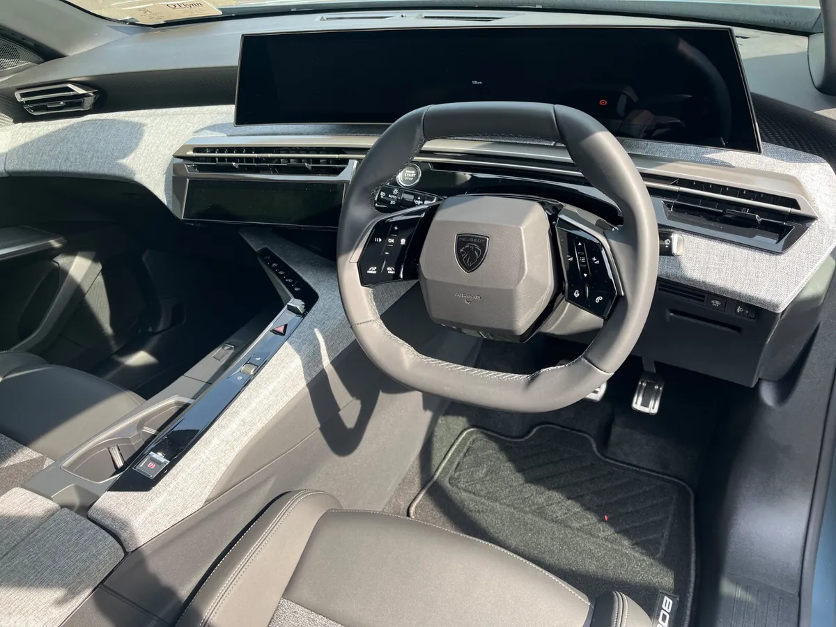 Peugeot 5008 MPV, Petrol Hybrid, 2025, Blue