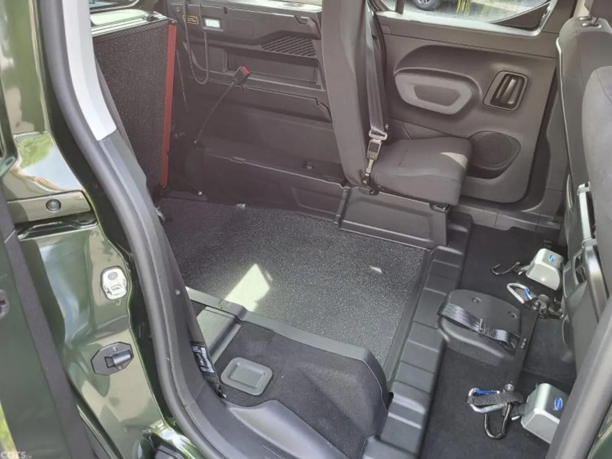 Peugeot Rifter MPV, Diesel, 2025, Green
