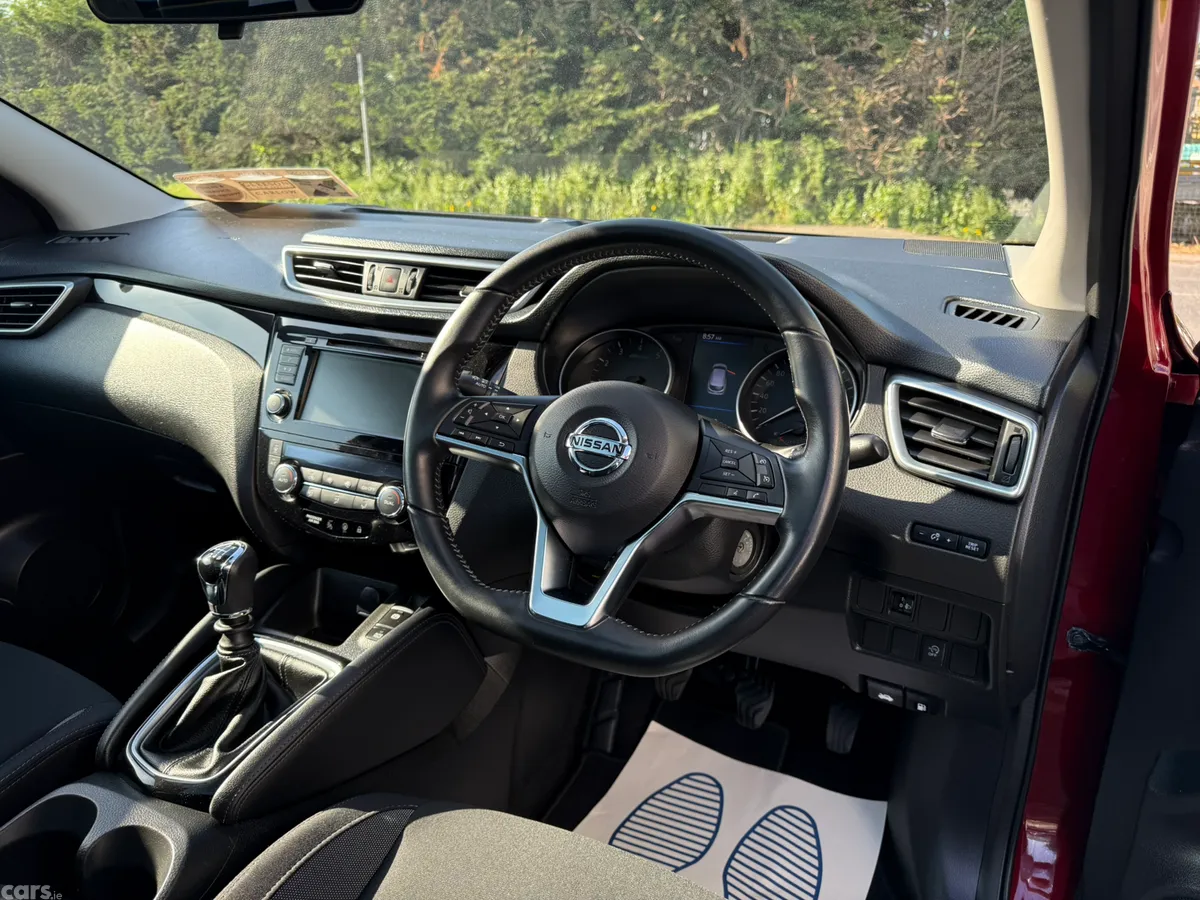 Nissan Qashqai MPV, Petrol, 2020, Red