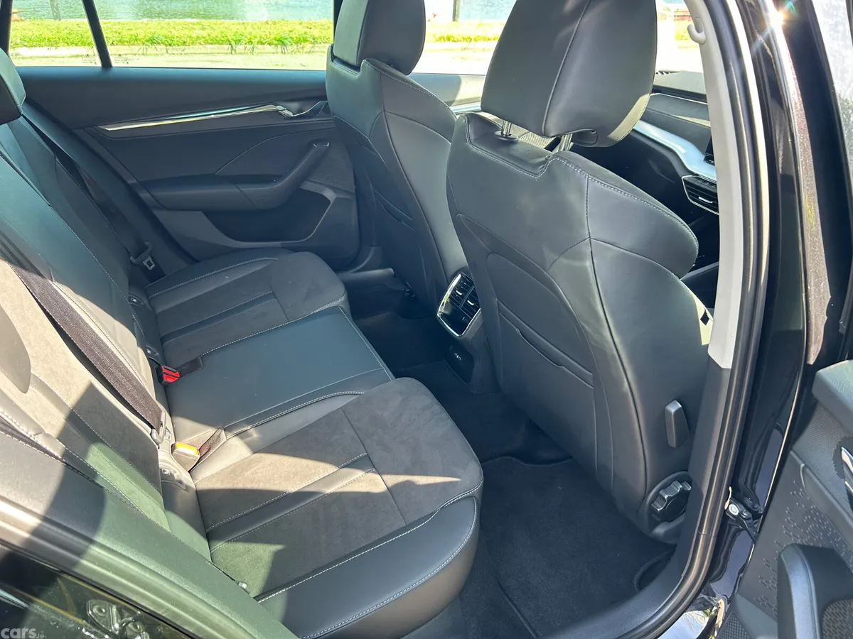 Skoda Octavia Estate, Petrol Plug-in Hybrid, 2022, Black