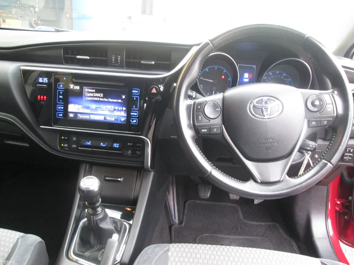 Toyota Auris Hatchback, Diesel, 2018, Red