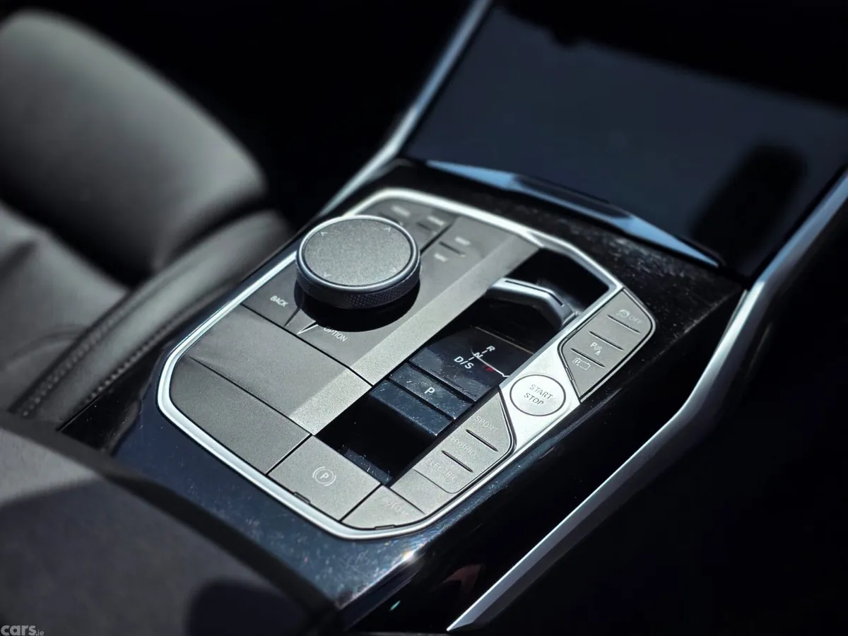 BMW 3-Series Estate/Jeep, Petrol Plug-in Hybrid, 2023, Blue