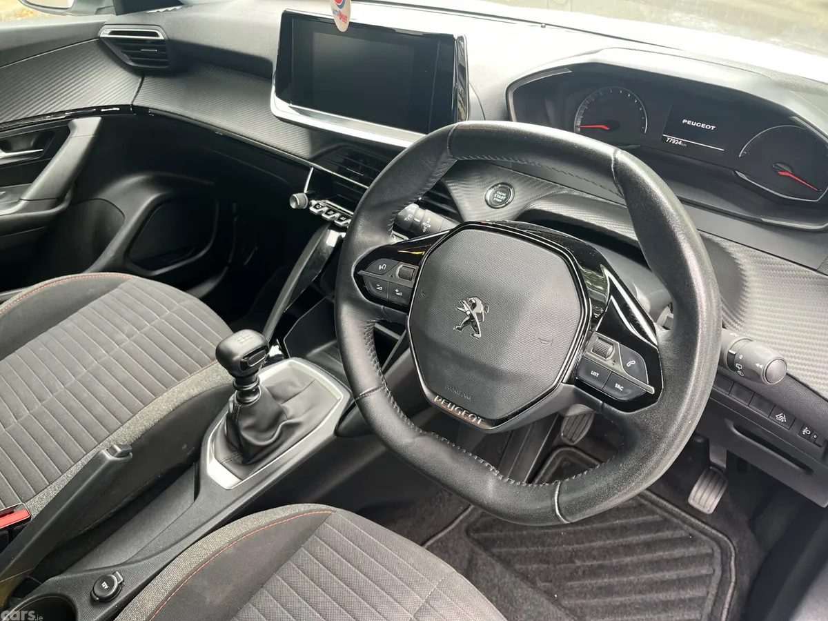 Peugeot 2008 MPV, Petrol, 2022, White