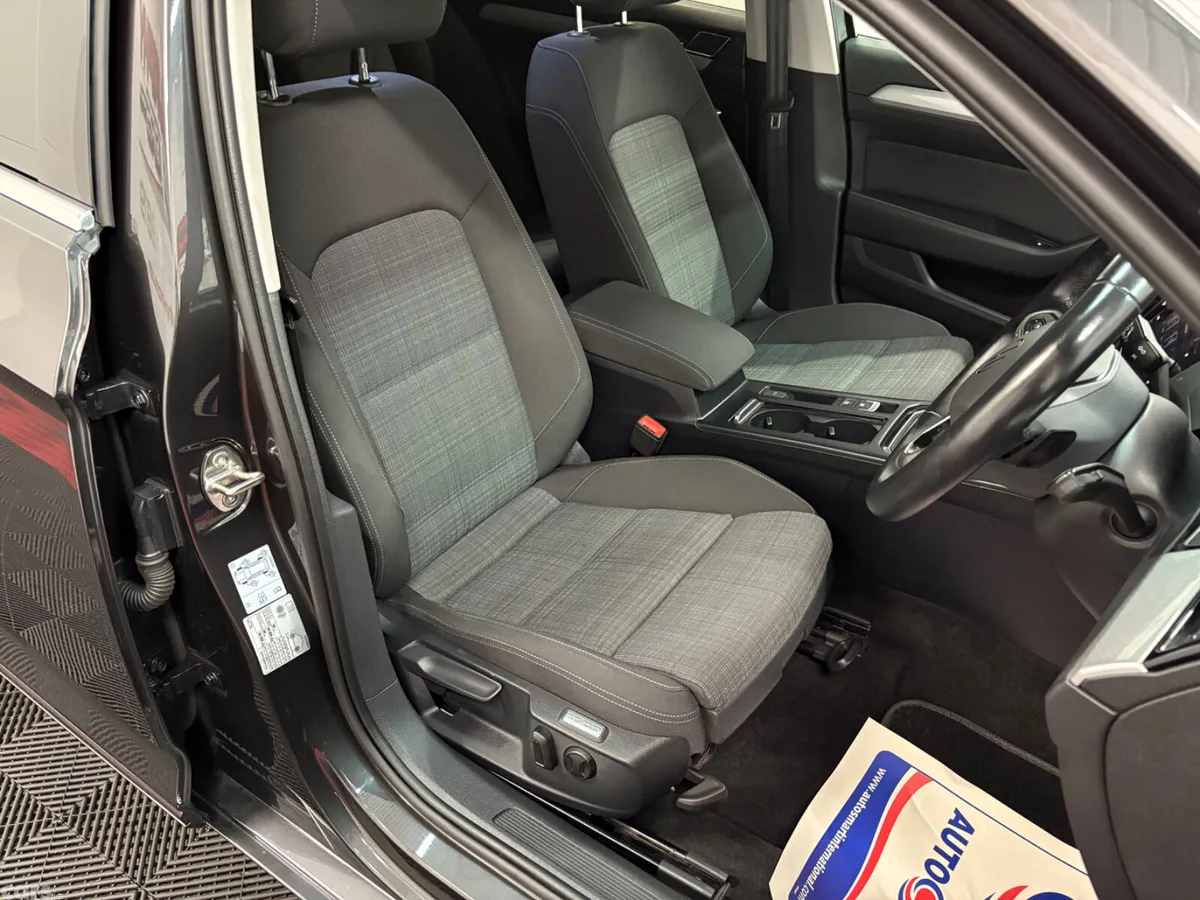 Volkswagen Passat Estate, Diesel, 2022, Grey