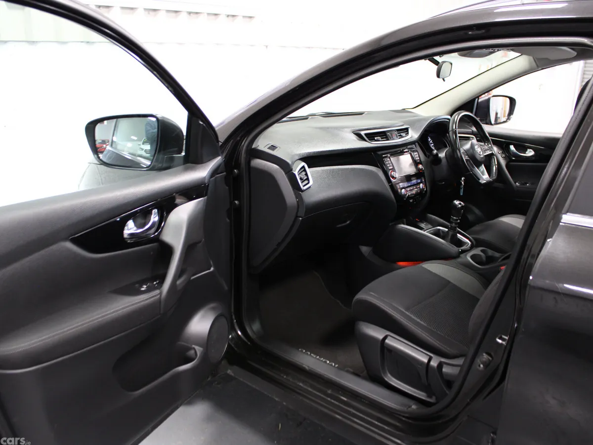 Nissan Qashqai MPV, Diesel, 2019, Black