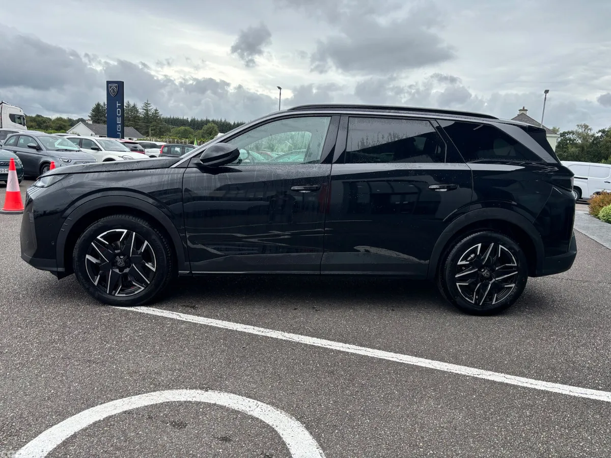 Peugeot 5008 MPV, Petrol, 2025, Black