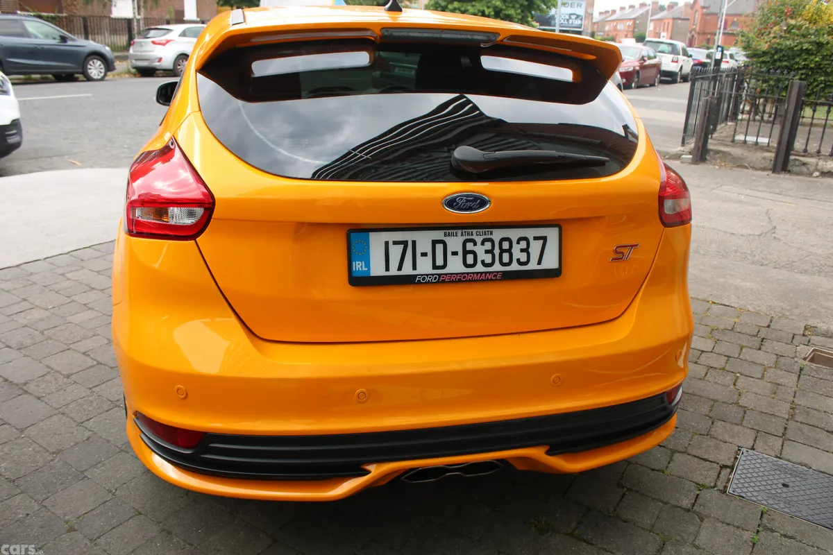 Ford Focus Hatchback, Petrol, 2017, Yellow