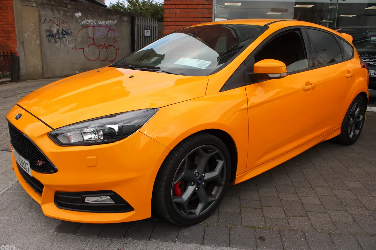 Ford Focus Hatchback, Petrol, 2017, Yellow