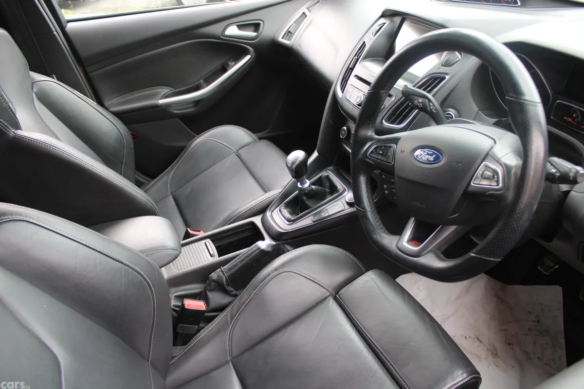 Ford Focus Hatchback, Petrol, 2017, Yellow