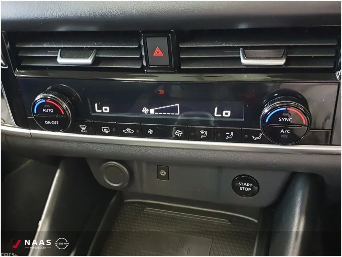 Nissan Qashqai MPV, Petrol, 2023, Red