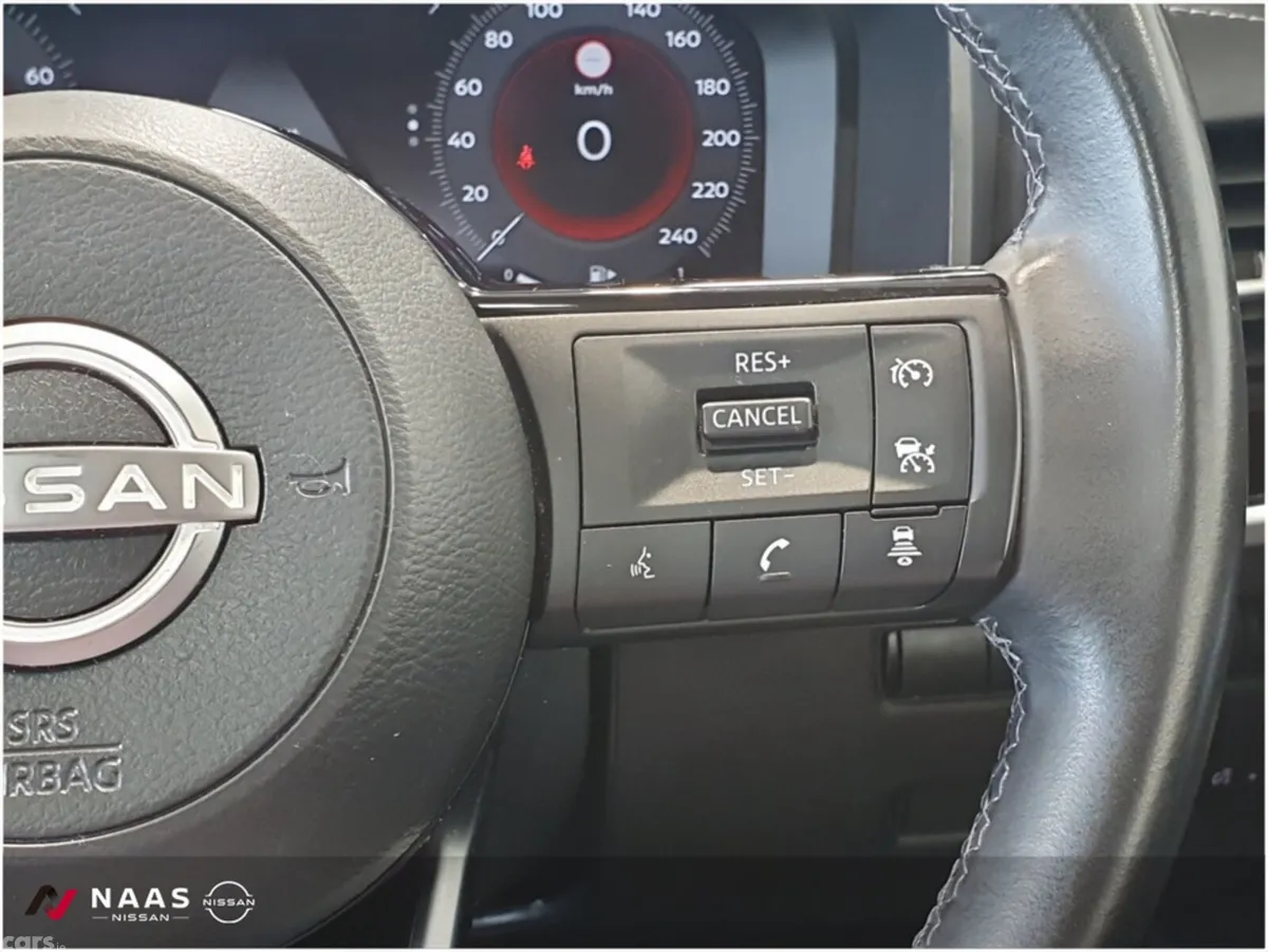 Nissan Qashqai MPV, Petrol, 2023, Red