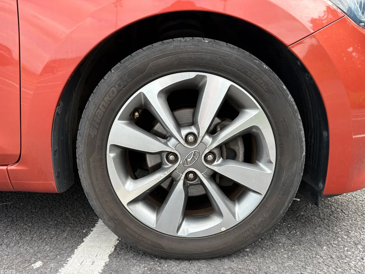 Hyundai i20 Hatchback, Petrol, 2017, Orange