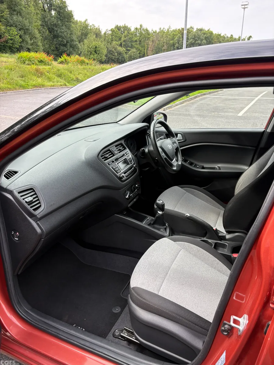 Hyundai i20 Hatchback, Petrol, 2017, Orange