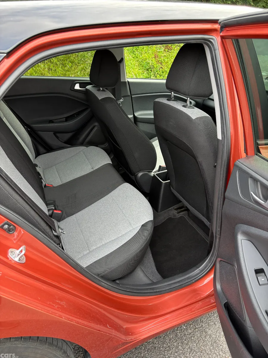 Hyundai i20 Hatchback, Petrol, 2017, Orange