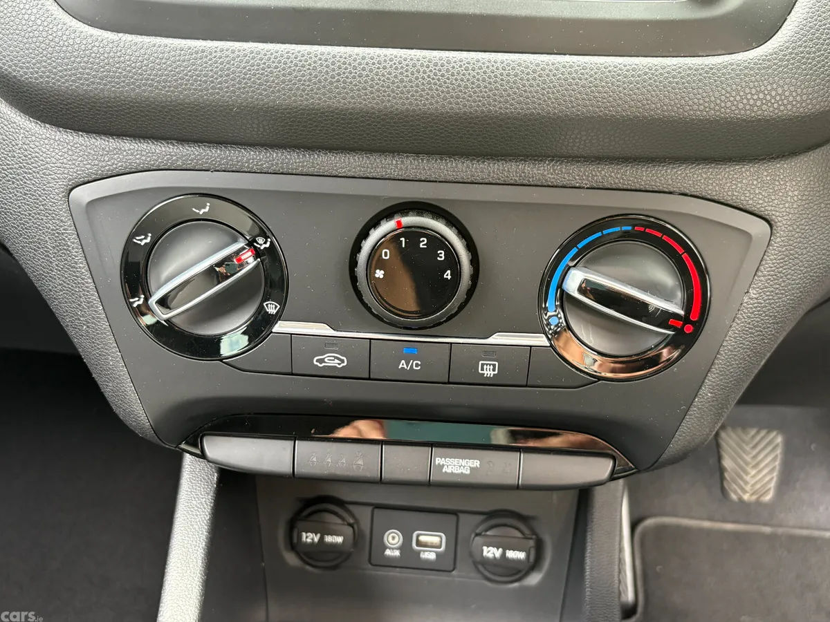 Hyundai i20 Hatchback, Petrol, 2017, Orange