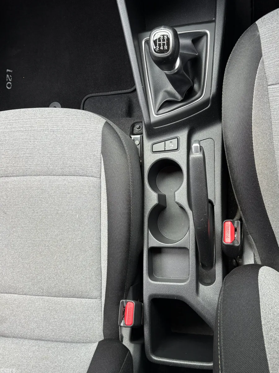 Hyundai i20 Hatchback, Petrol, 2017, Orange
