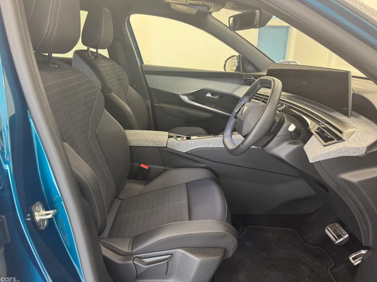 Peugeot 5008 MPV, Petrol, 2025, Blue