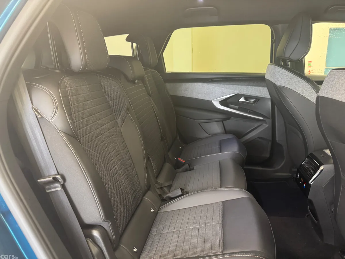 Peugeot 5008 MPV, Petrol, 2025, Blue