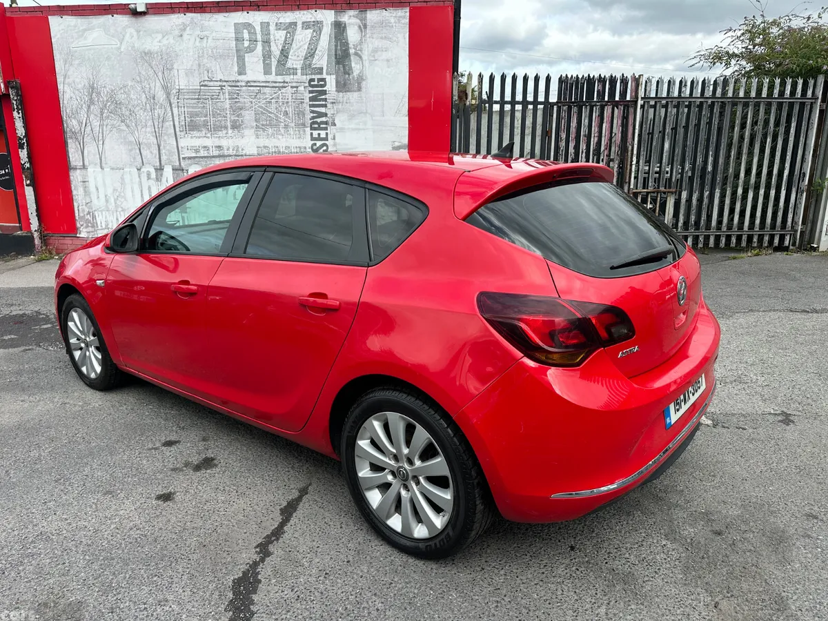 Vauxhall Astra Hatchback, Diesel, 2015, Red