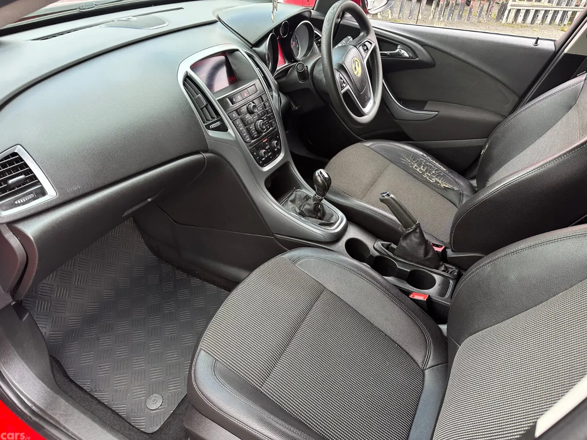 Vauxhall Astra Hatchback, Diesel, 2015, Red