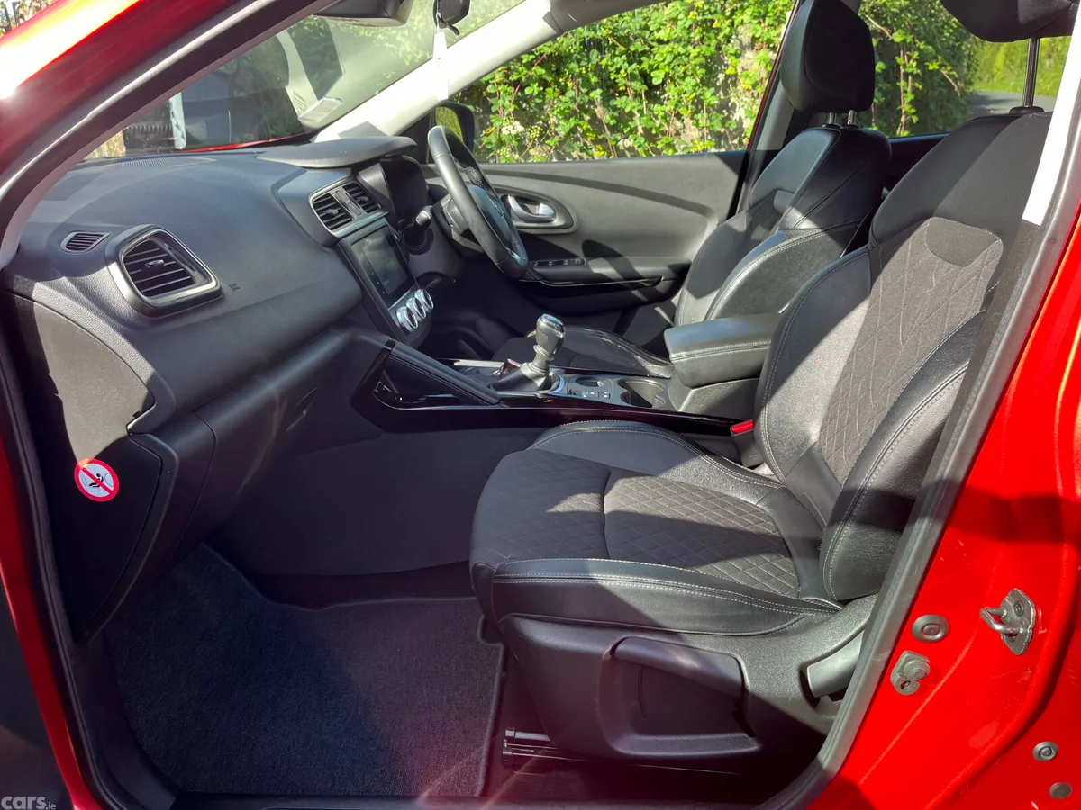 Renault Kadjar SUV, Petrol, 2019, Red