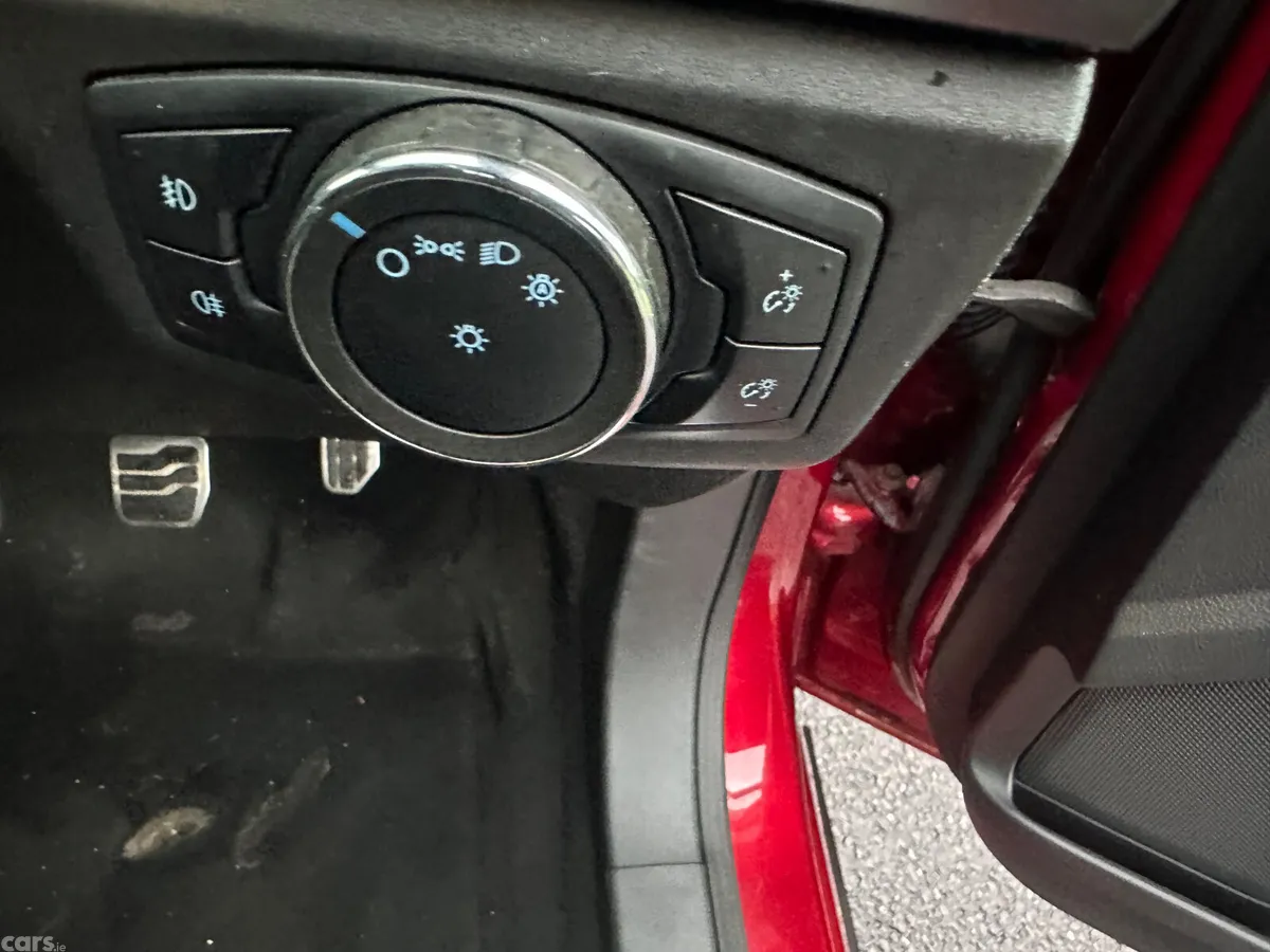 Ford Mondeo Hatchback, Diesel, 2015, Red