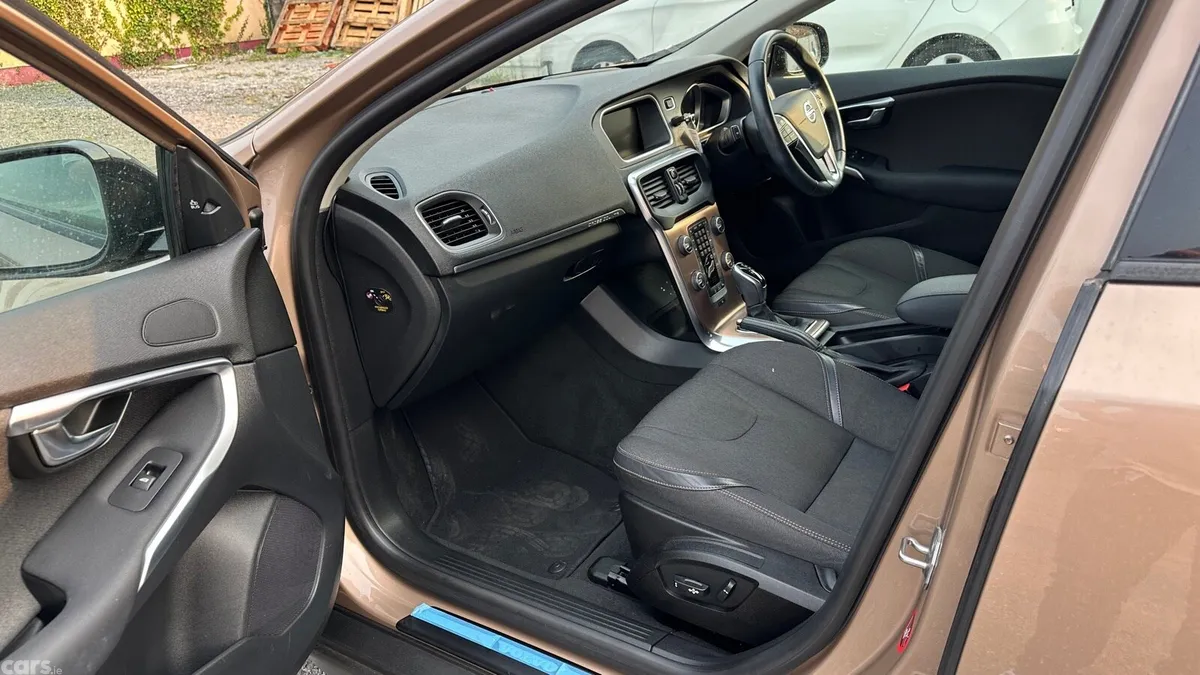 Volvo V40 Hatchback, Petrol, 2014, Brown
