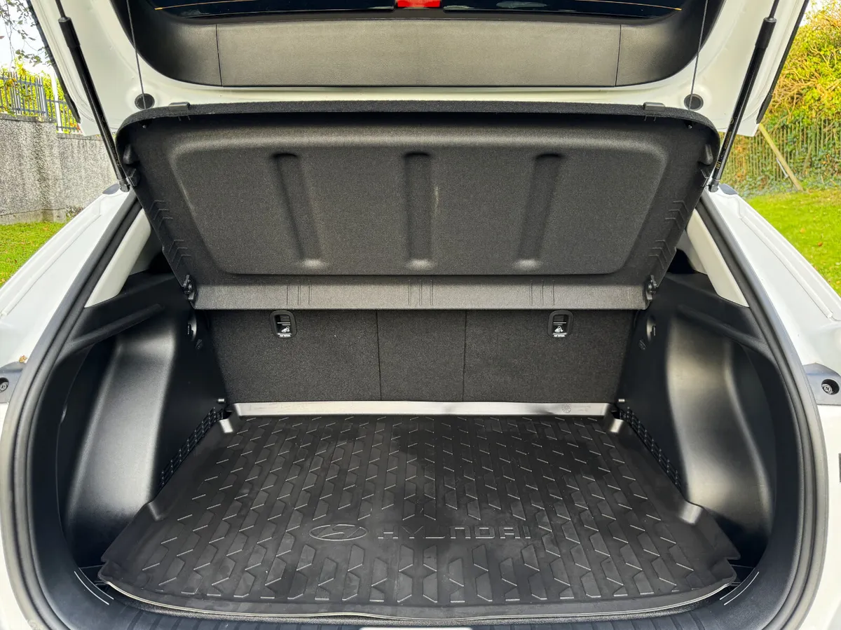 Hyundai KONA MPV, Petrol Hybrid, 2025, White