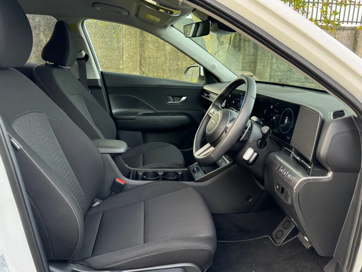 Hyundai KONA MPV, Petrol Hybrid, 2025, White