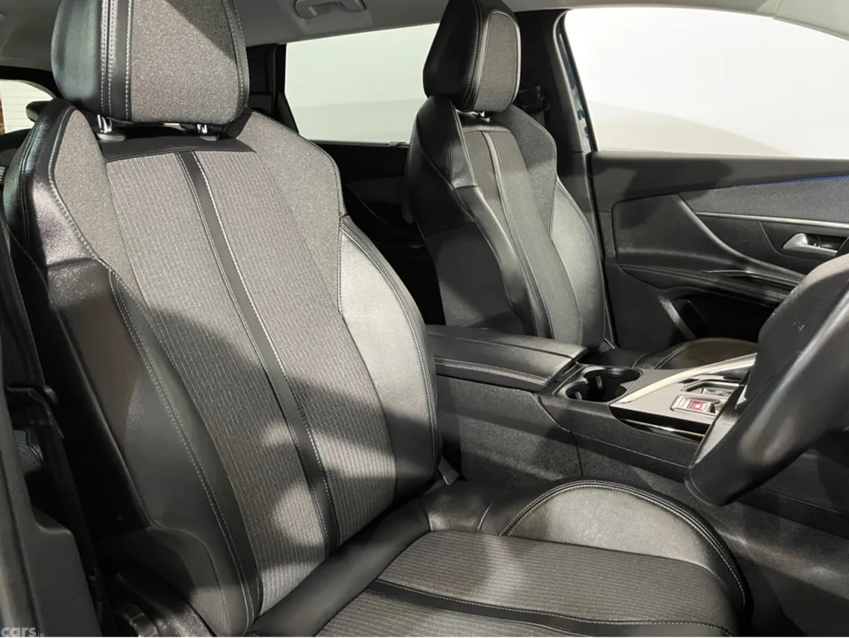Peugeot 5008 MPV, Diesel, 2022, Blue