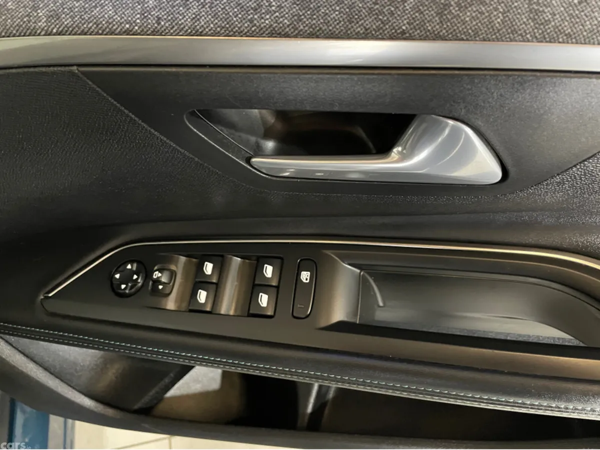 Peugeot 5008 MPV, Diesel, 2022, Blue