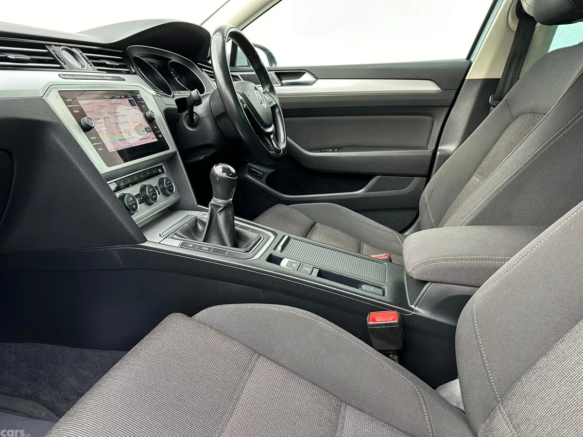Volkswagen Passat Saloon, Diesel, 2019, Silver