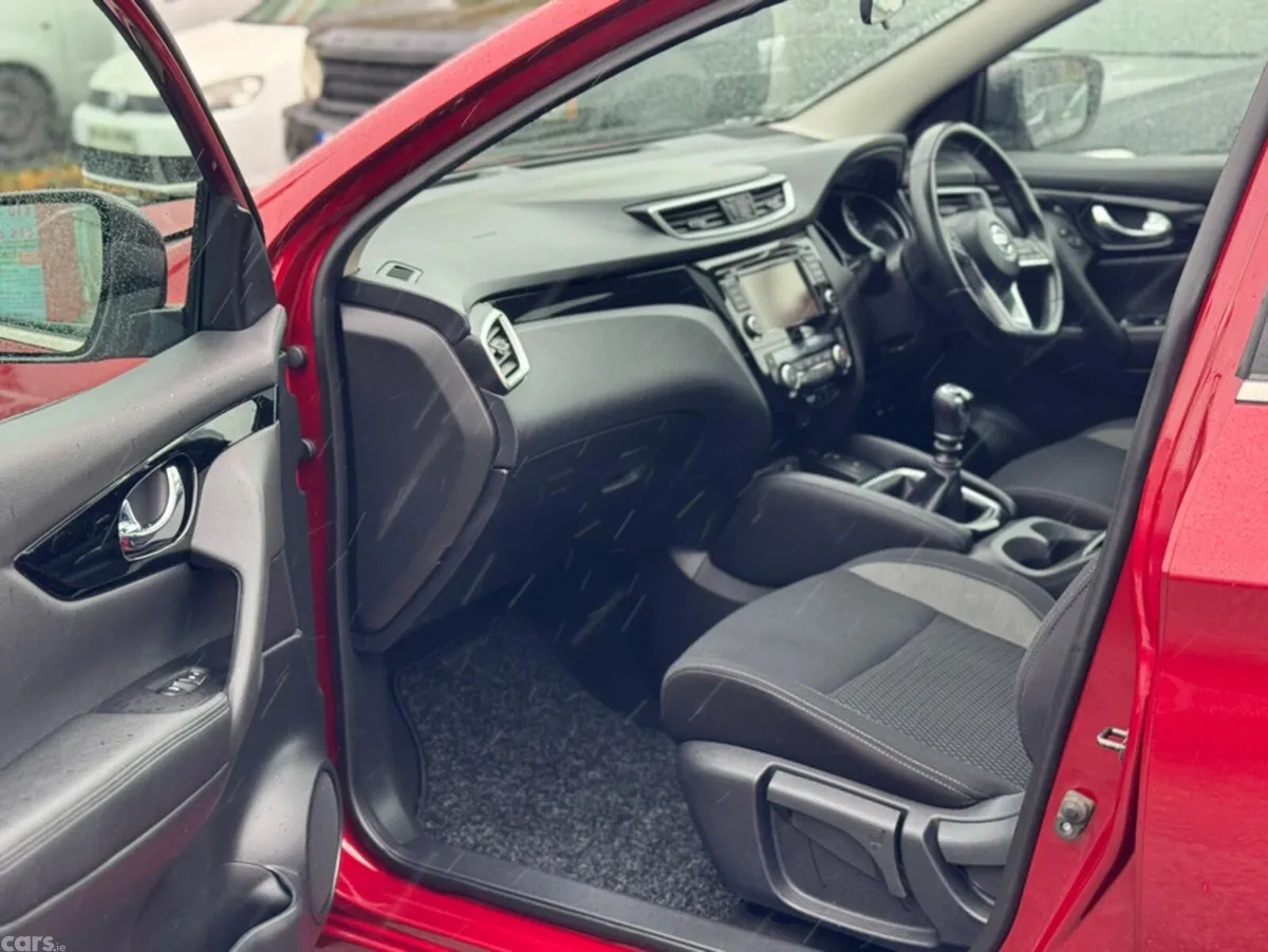 Nissan Qashqai MPV, Diesel, 2019, Red