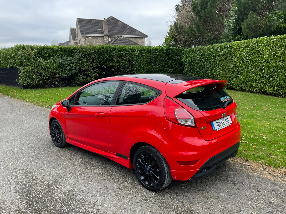 Ford Fiesta Hatchback, Petrol, 2016, Red