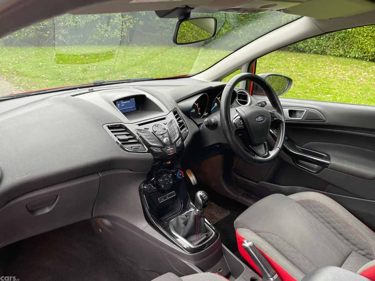 Ford Fiesta Hatchback, Petrol, 2016, Red