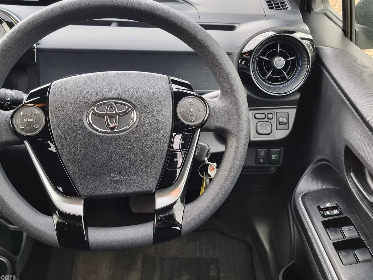 Toyota Aqua Hatchback, Petrol Hybrid, 2019, White