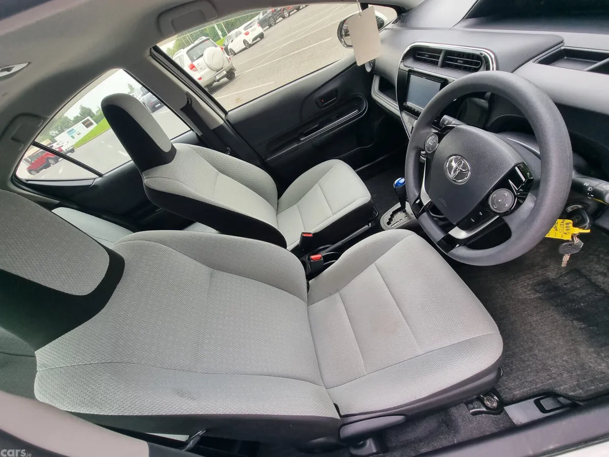 Toyota Aqua Hatchback, Petrol Hybrid, 2019, White