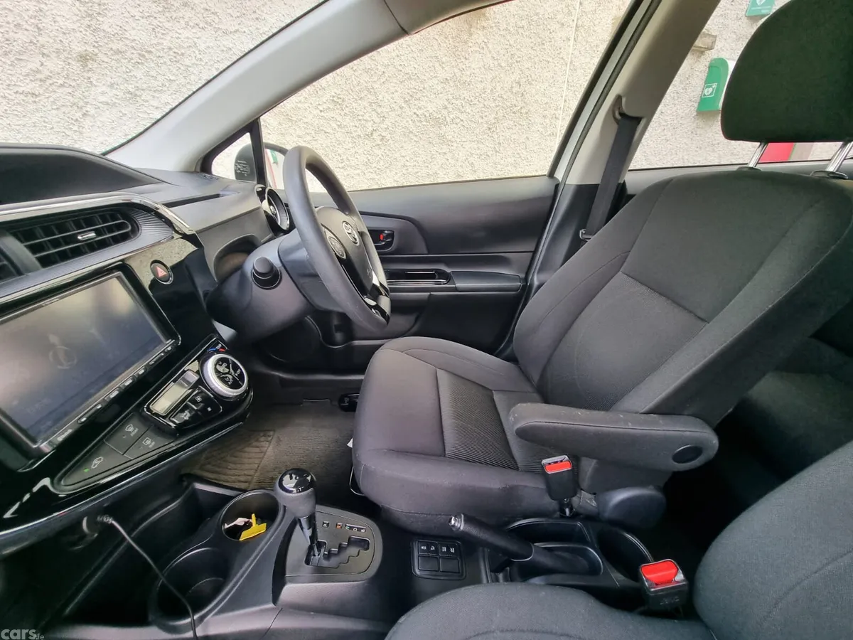 Toyota Aqua Hatchback, Petrol Hybrid, 2019, White