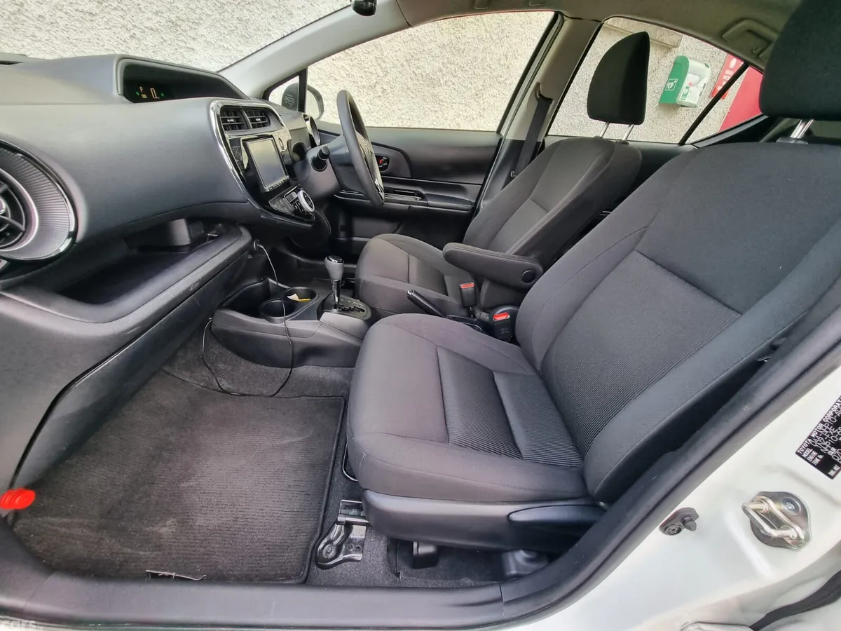 Toyota Aqua Hatchback, Petrol Hybrid, 2019, White