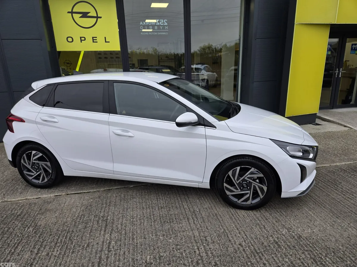 Hyundai i20 Hatchback, Petrol, 2025, White
