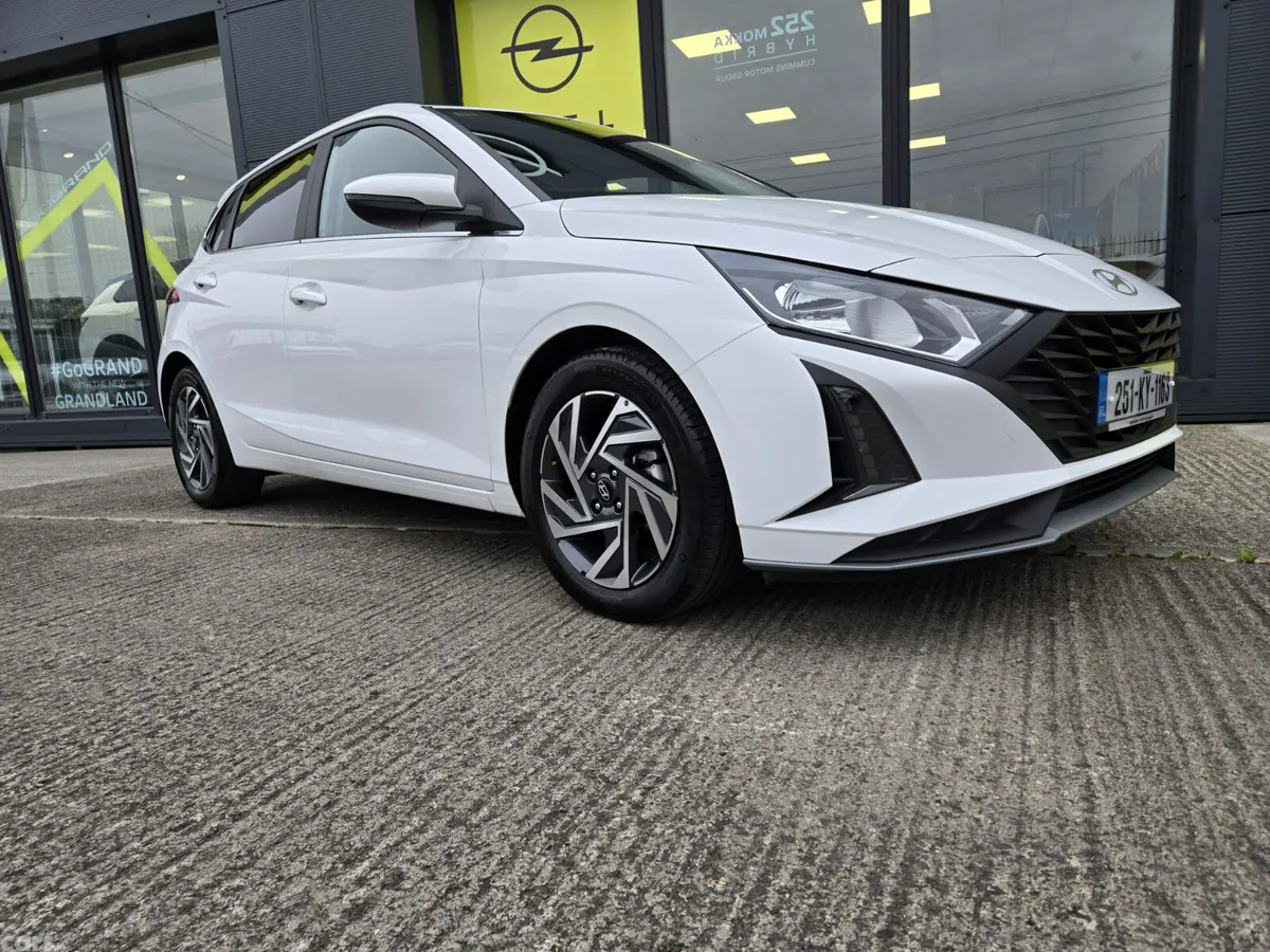 Hyundai i20 Hatchback, Petrol, 2025, White