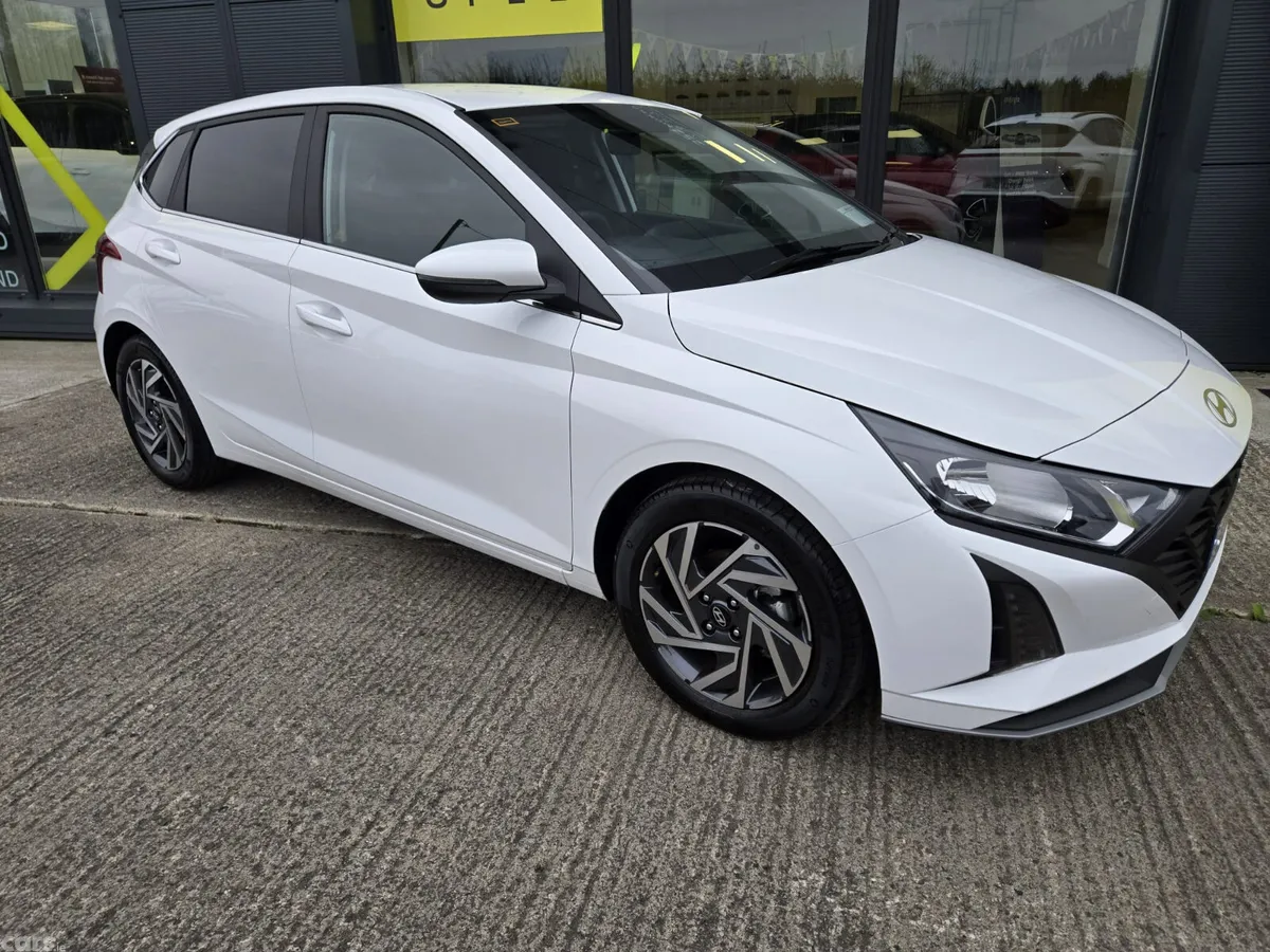 Hyundai i20 Hatchback, Petrol, 2025, White