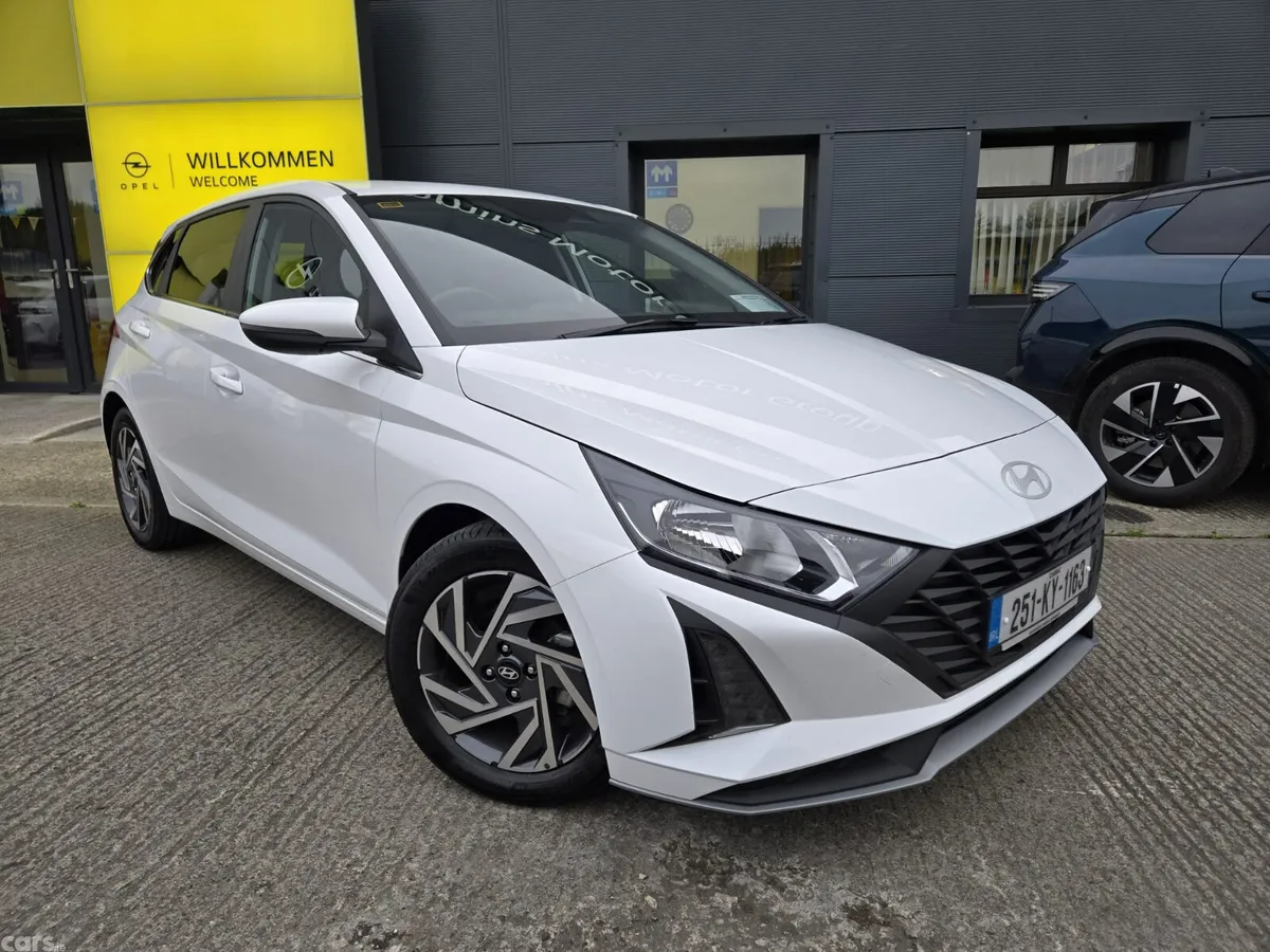 Hyundai i20 Hatchback, Petrol, 2025, White