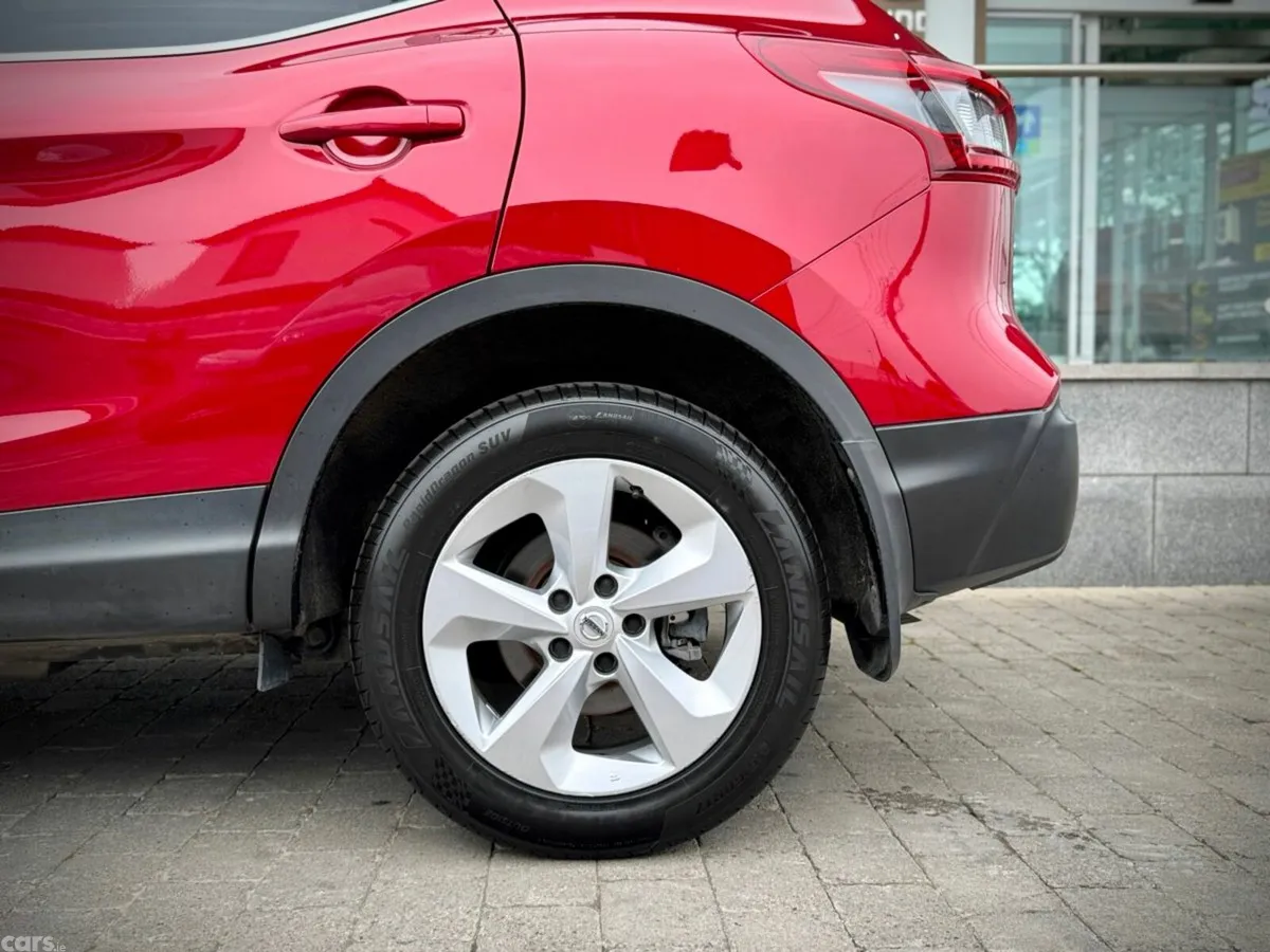Nissan Qashqai MPV, Petrol, 2021, Red