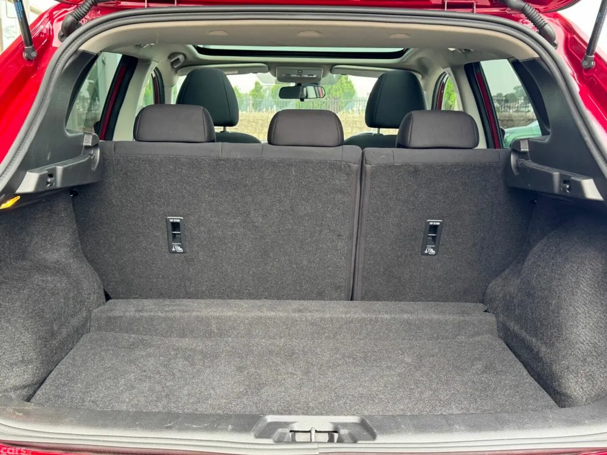Nissan Qashqai MPV, Petrol, 2021, Red