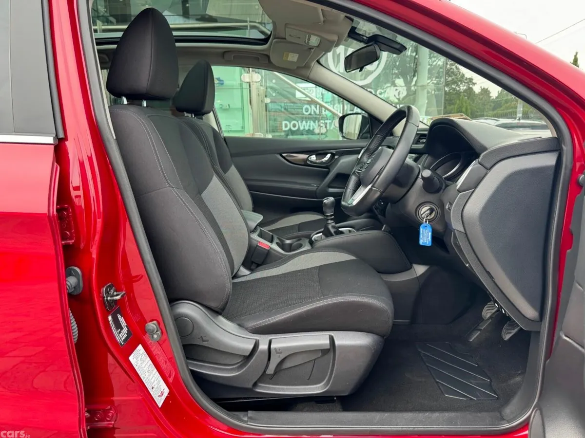 Nissan Qashqai MPV, Petrol, 2021, Red