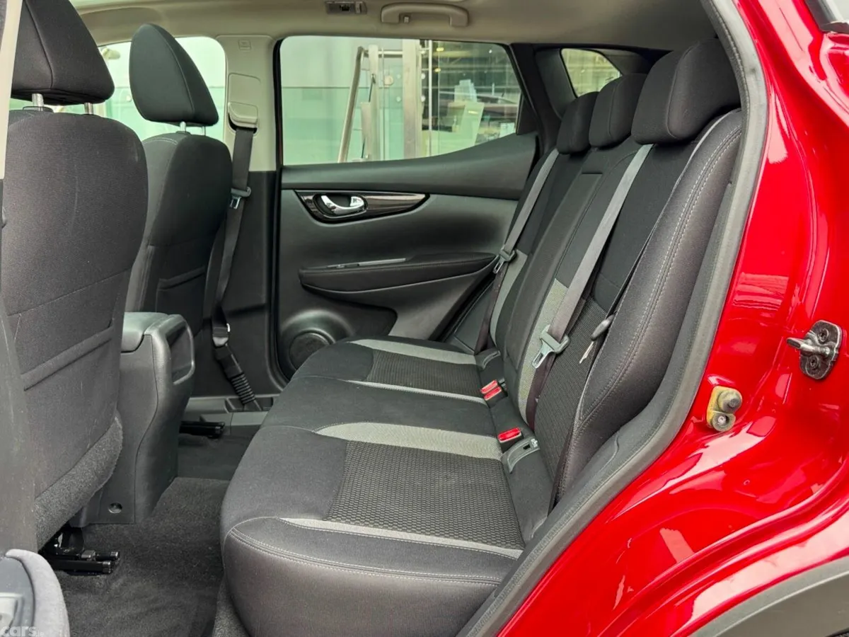 Nissan Qashqai MPV, Petrol, 2021, Red